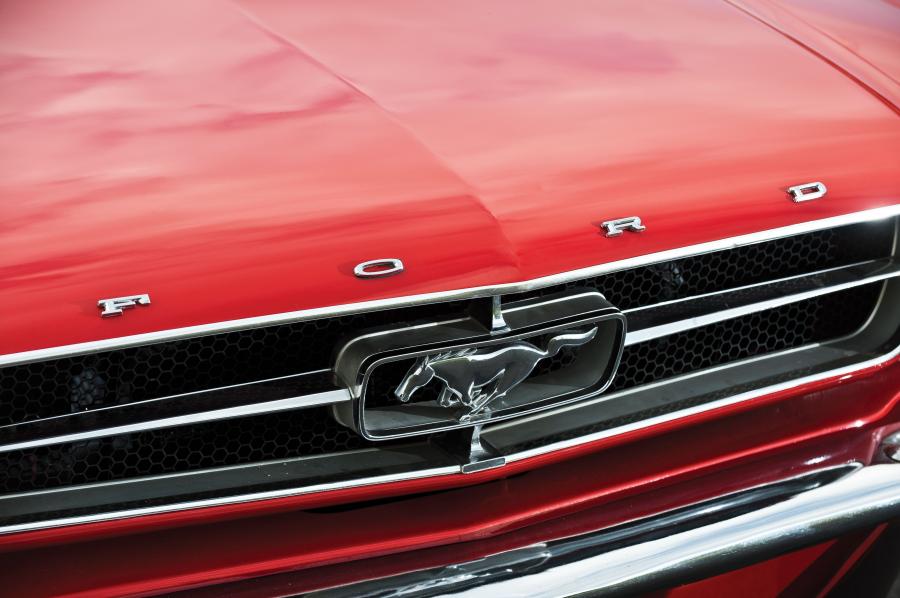 Логотип Ford Mustang Convertible 1965 года  (фото 17 из 76)